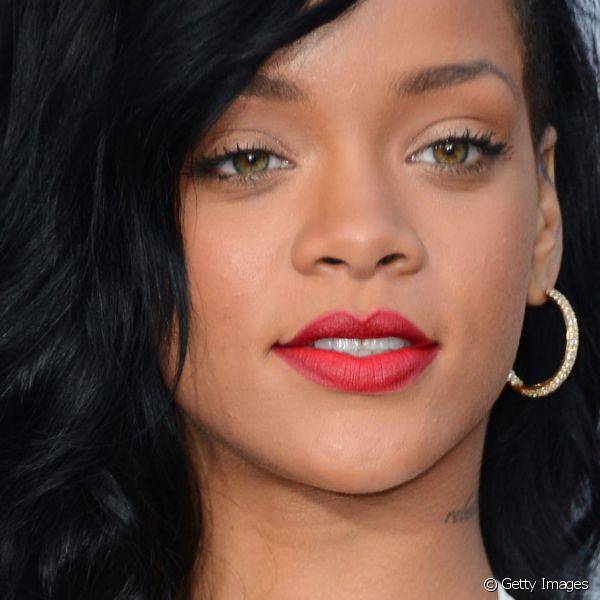 A cantora Rihanna combinou o batom vermelho vibrante com look glamouroso durante a pr?-estreia de 